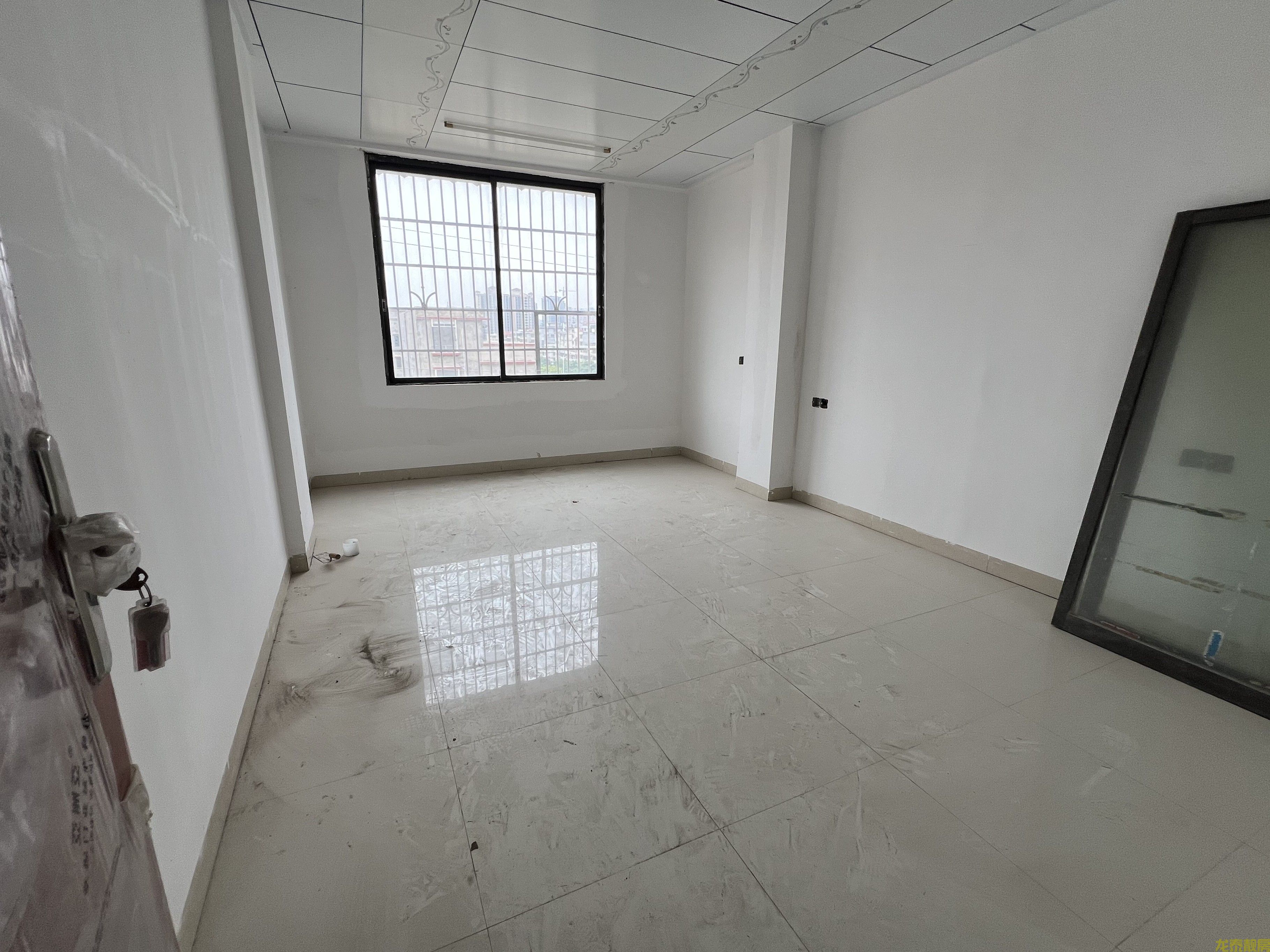 封川车站旁.步梯6楼4房，全新精装，即买即入住